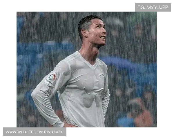 C罗被拍深夜加练腹肌,37岁仍不放弃完美体态 C罗被拍深夜加练腹肌,37岁仍不放弃完美体态