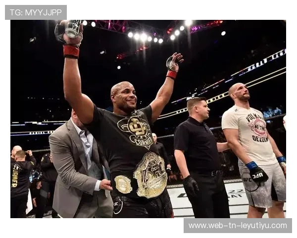 UFC 重量级大战对轰!肉眼可见的恐怖 UFC 重量级大战对轰!肉眼可见的恐怖